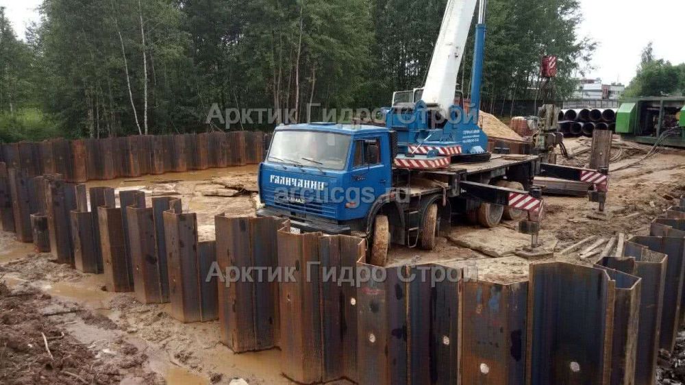 Устройство шпунтового ограждения стартового котлована с применением автокрана Галичанин при строительстве топливозаправочного комплекса АО «АЭРО-Шереметьево»